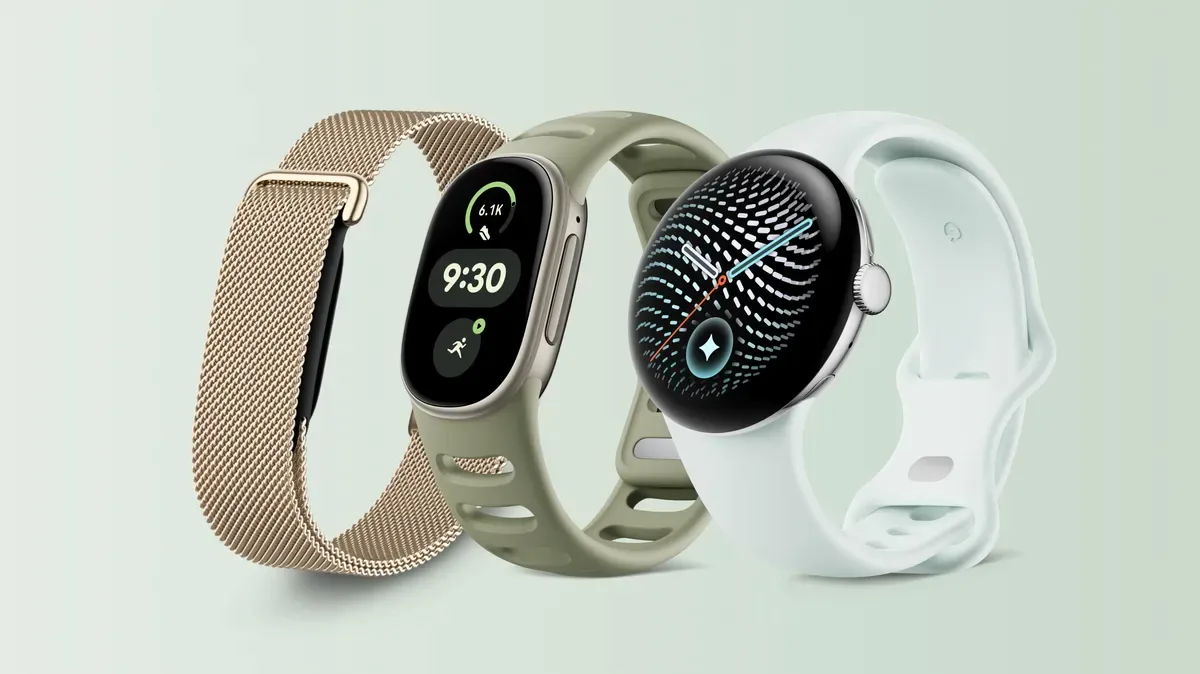 Fitbit Air สายโลหะถัก Fitbit Edge สีเขียวมะกอก และ Pixel Watch 5 วางเรียงกัน