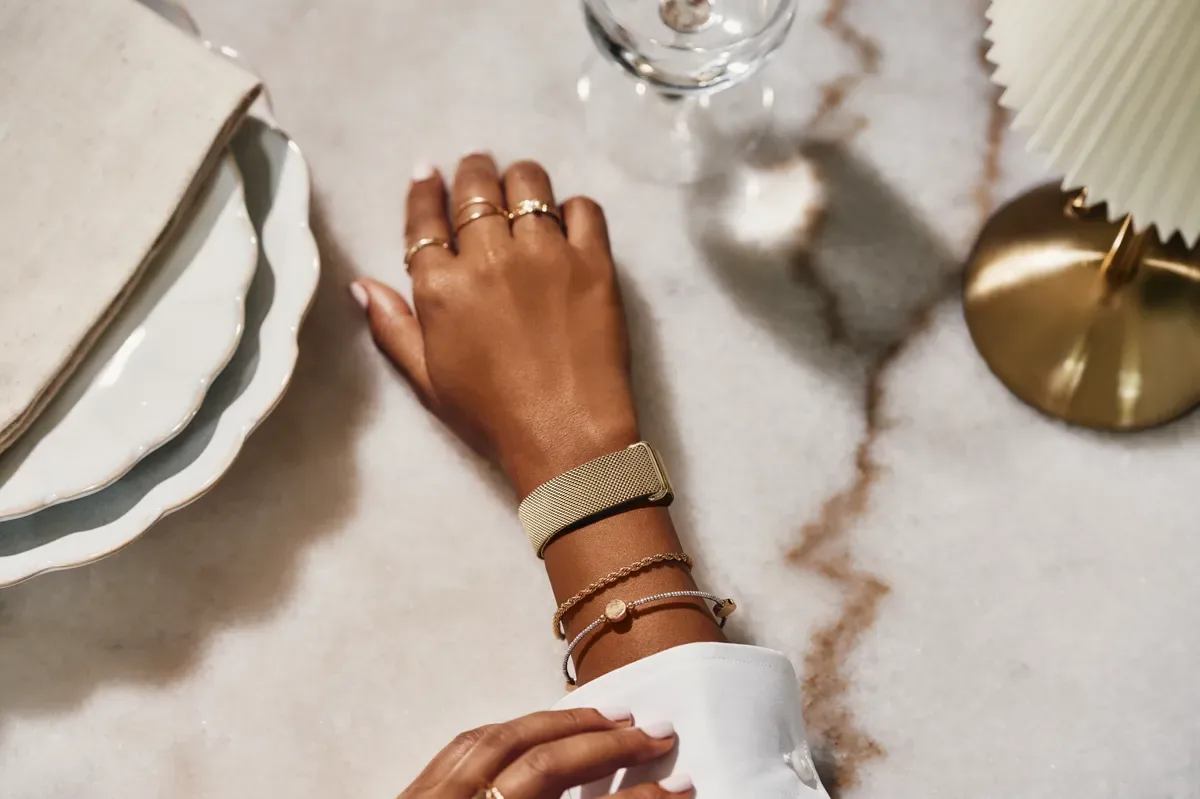 Fitbit Air กับสายโลหะถัก Metal Mesh สี Champagne Gold บนข้อมือ