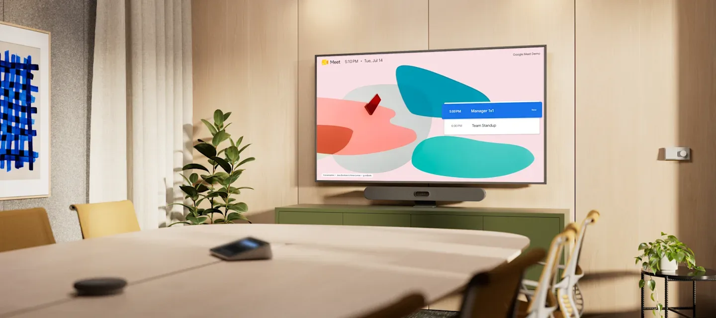 ห้องประชุมพร้อมจอติดผนังแสดงหน้าจอ Google Meet และชุดอุปกรณ์ Logitech