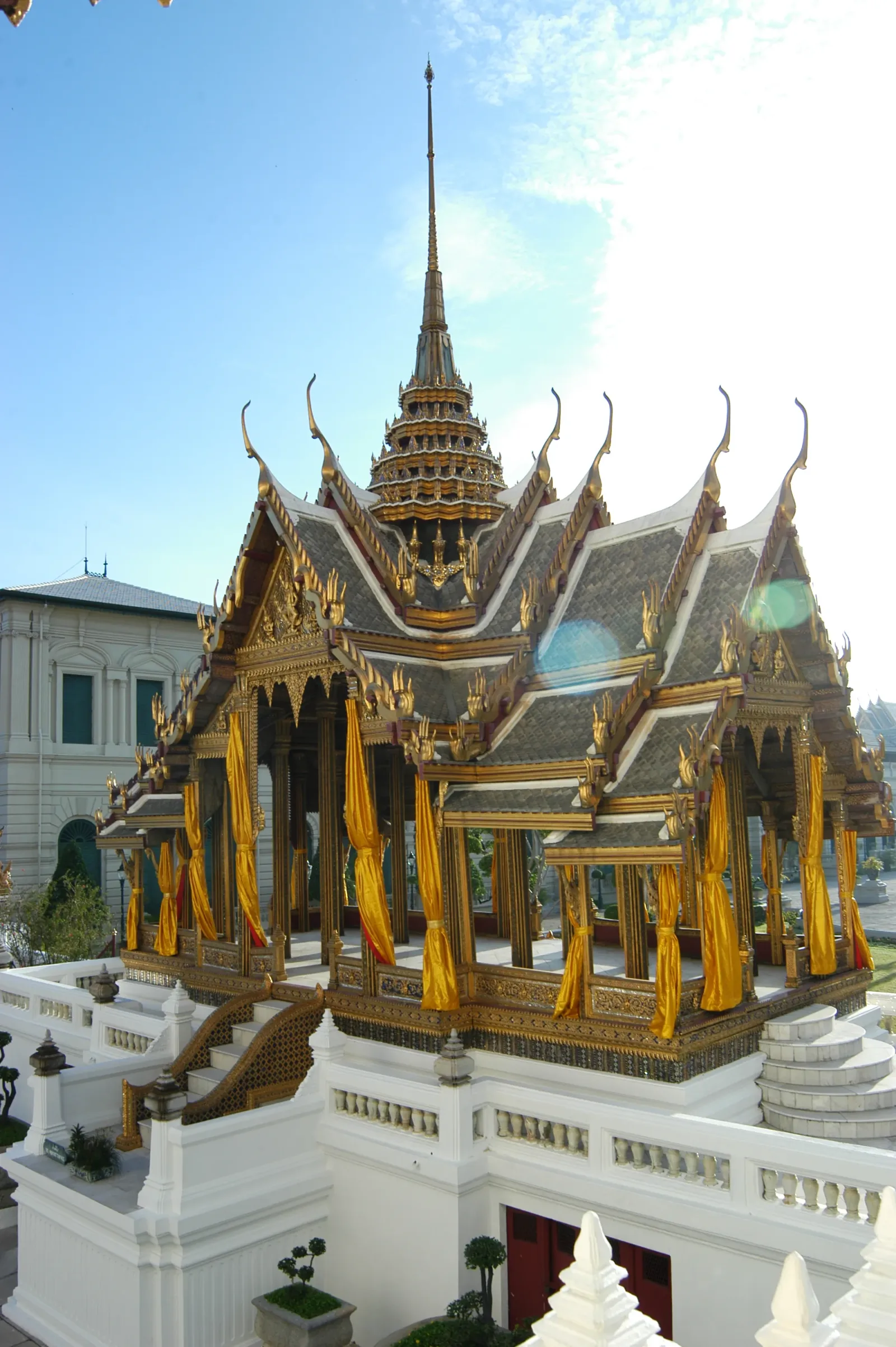 พระที่นั่งอาภรณ์ภิโมกข์ อาคารโถงขนาดเล็กหลังคายอดปราสาท