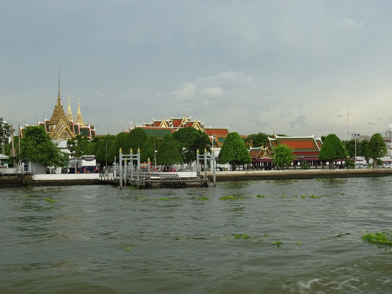 พระบรมมหาราชวัง มองจากแม่น้ำเจ้าพระยา ภาพถ่ายเมื่อ พ.ศ. 2561