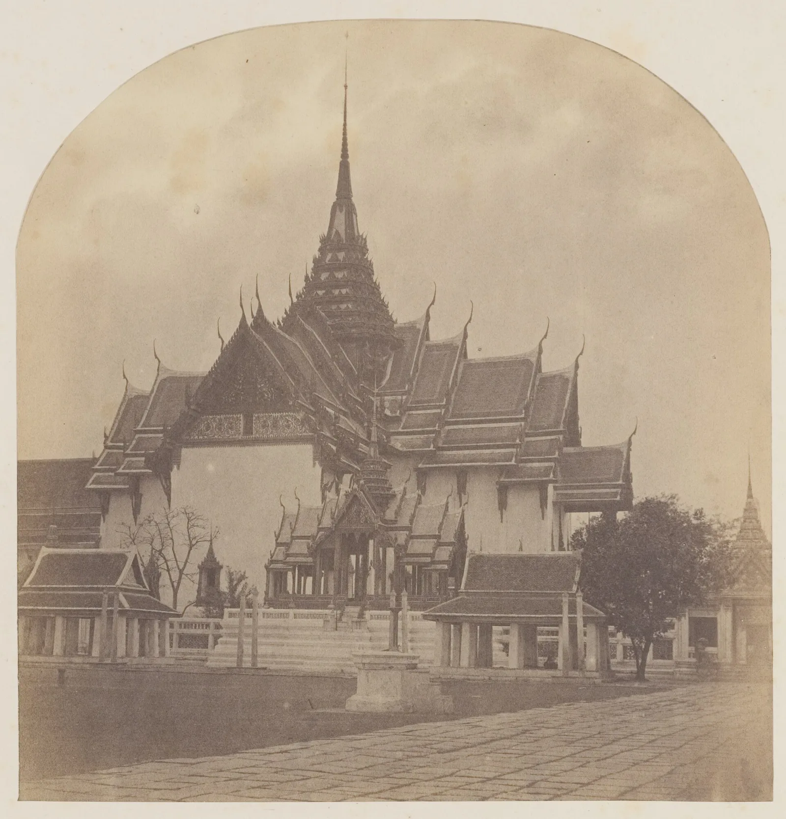 ภาพถ่ายเก่า พระที่นั่งดุสิตมหาปราสาท เมื่อเดือนกุมภาพันธ์ ค.ศ. 1862 (พ.ศ. 2405)