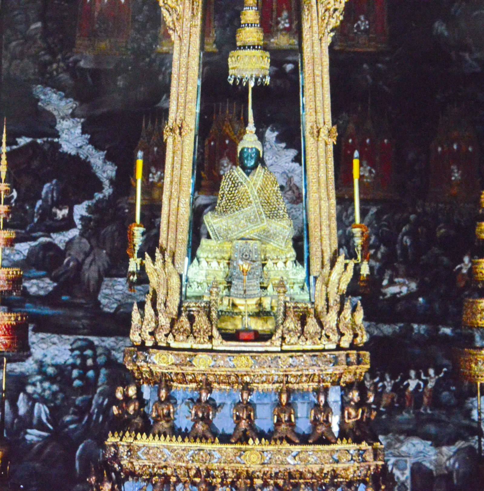 พระพุทธมหามณีรัตนปฏิมากร หรือพระแก้วมรกต ในพระอุโบสถวัดพระศรีรัตนศาสดาราม