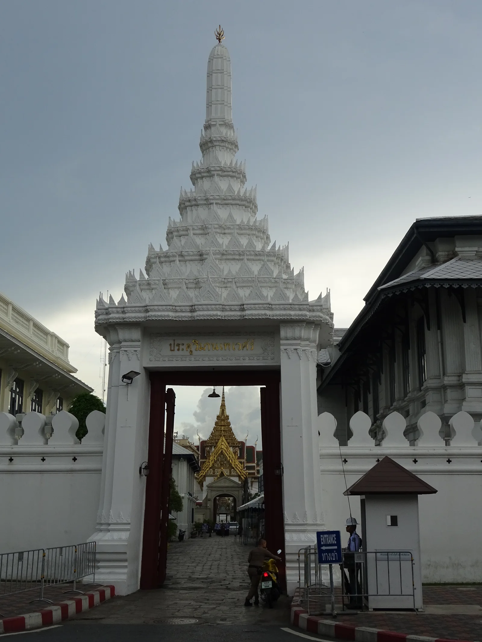 ประตูในกำแพง พระบรมมหาราชวัง ภาพถ่ายเมื่อ พ.ศ. 2561