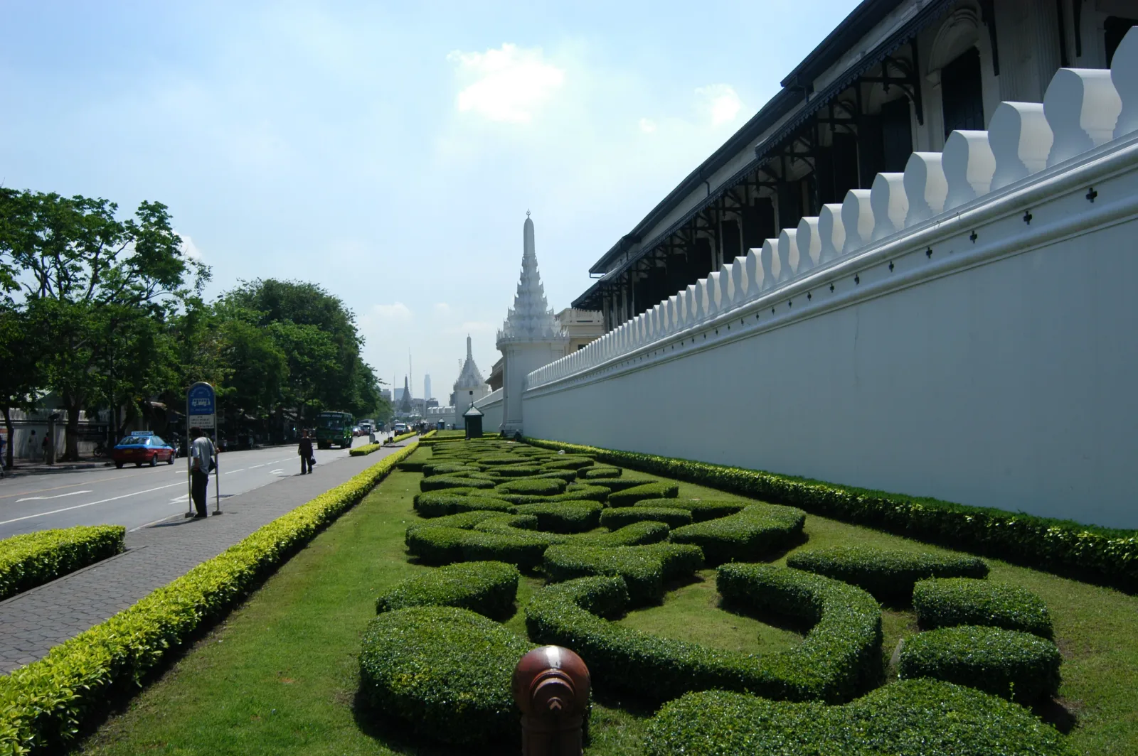 กำแพง พระบรมมหาราชวัง ด้านนอก และสวนริมถนน