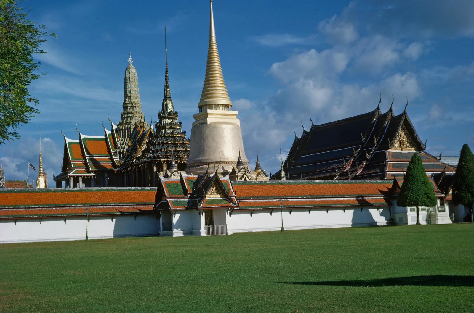 วัดพระศรีรัตนศาสดาราม ภาพถ่ายราวเดือนมีนาคม พ.ศ. 2506