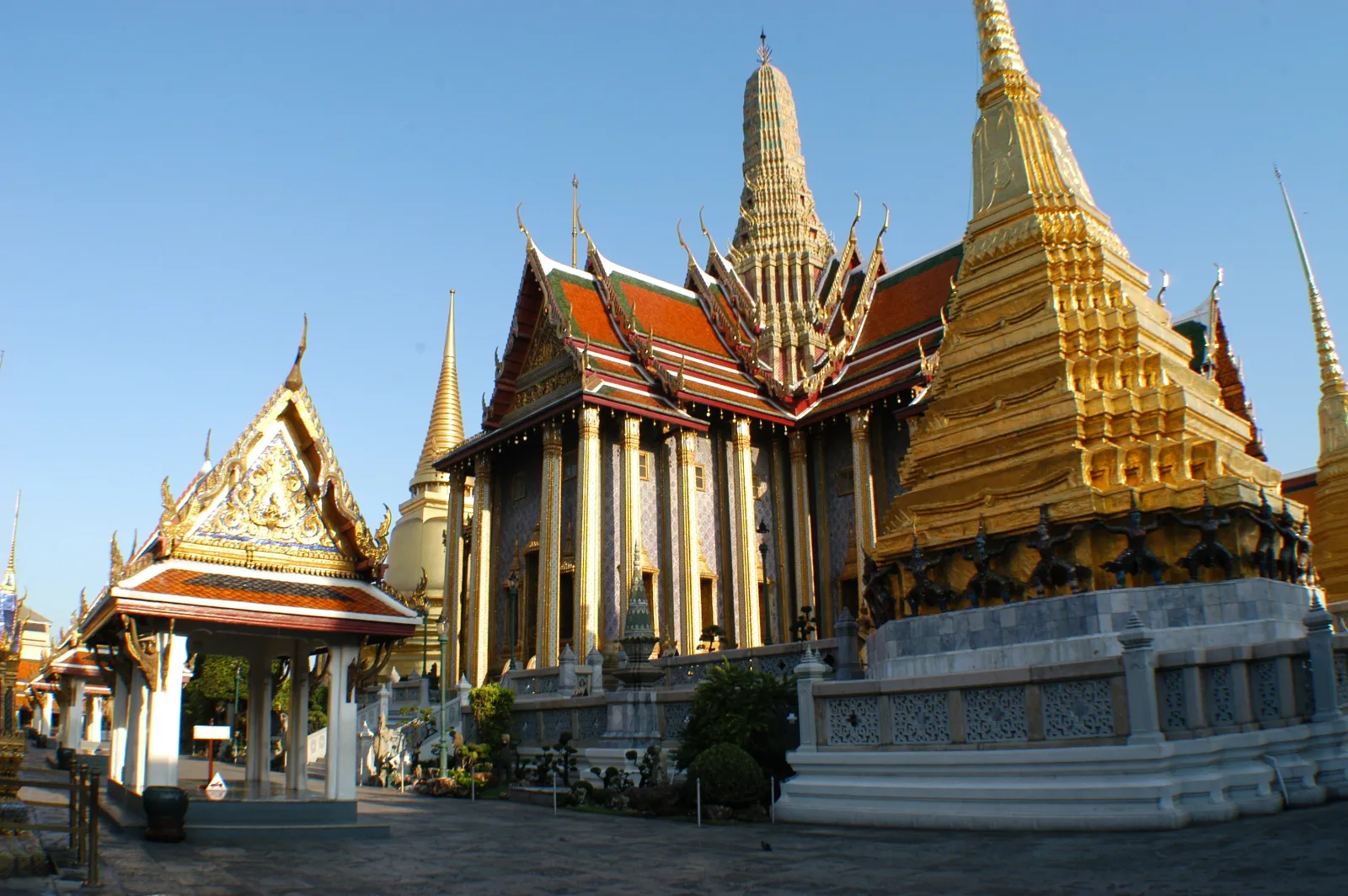 อาคารและพระเจดีย์ปิดทองบนฐานไพที ในวัดพระศรีรัตนศาสดาราม