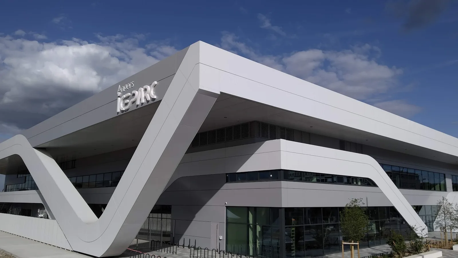 อาคาร Angers Ice Parc สีขาวในเมืองอองแฌร์ ฝรั่งเศส มองจากสะพาน ภาพถ่ายปี 2019