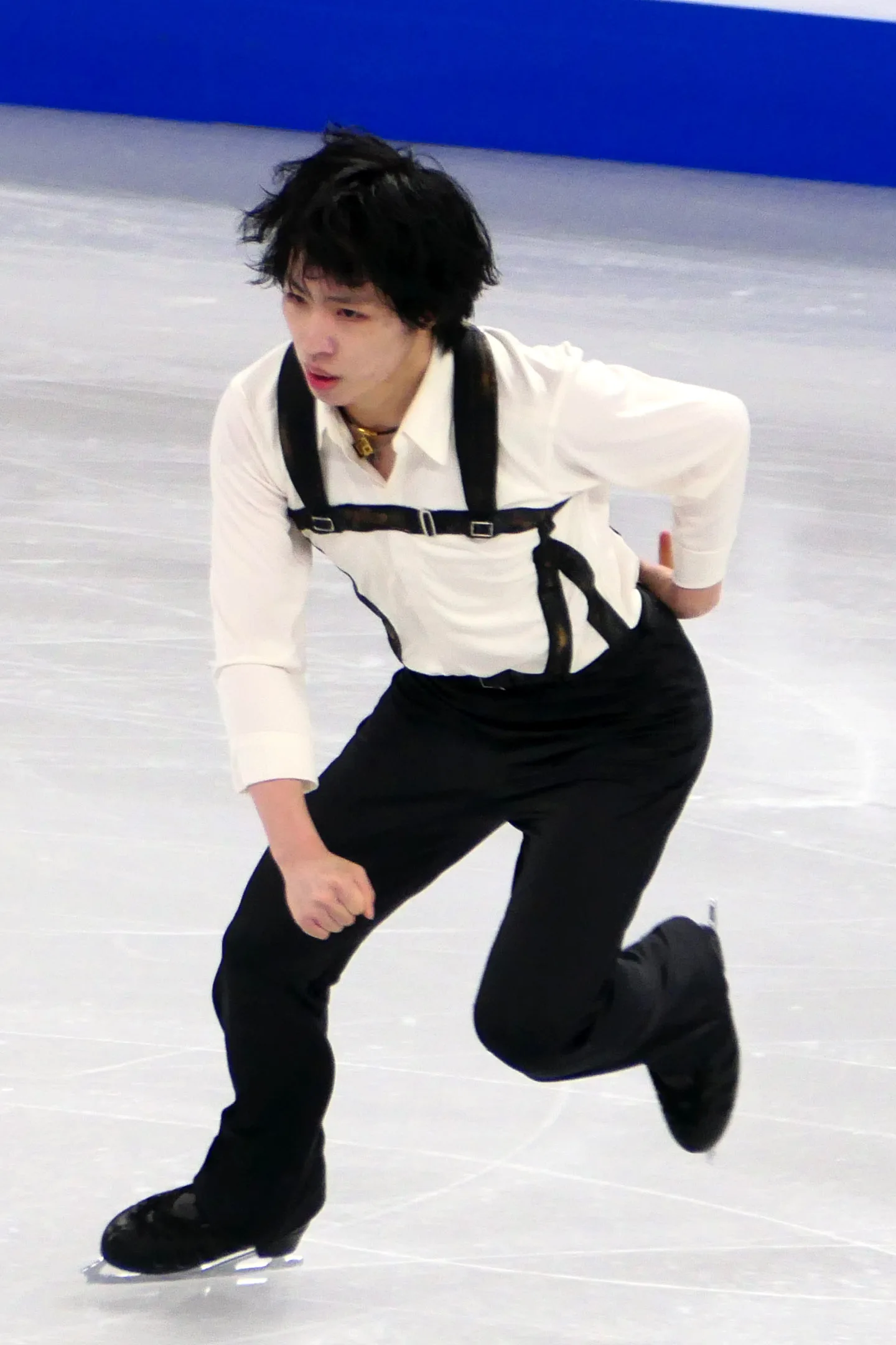 Kao Miura นักสเกตชายญี่ปุ่นสวมรองเท้าสเกตสีดำ ระหว่างฟรีสเกตบนลานน้ำแข็งในชิงแชมป์โลก 2024