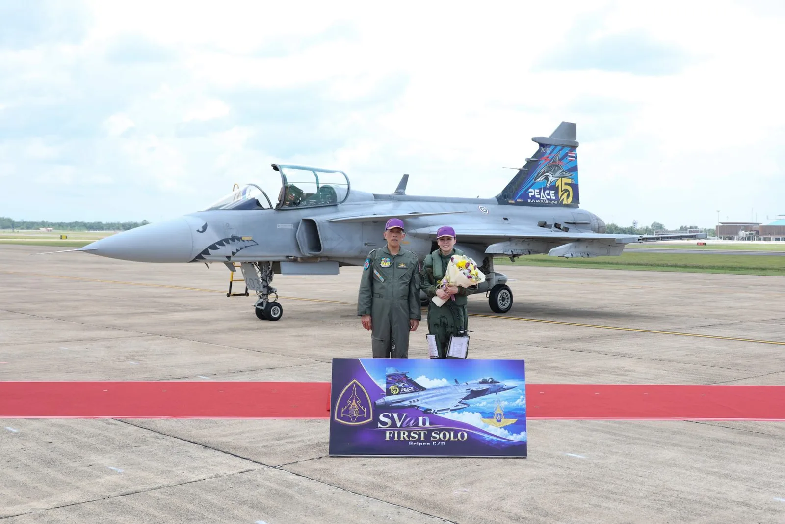 ป้าย First Solo ด้านหน้าเครื่องบิน Gripen ณ กองบิน 7