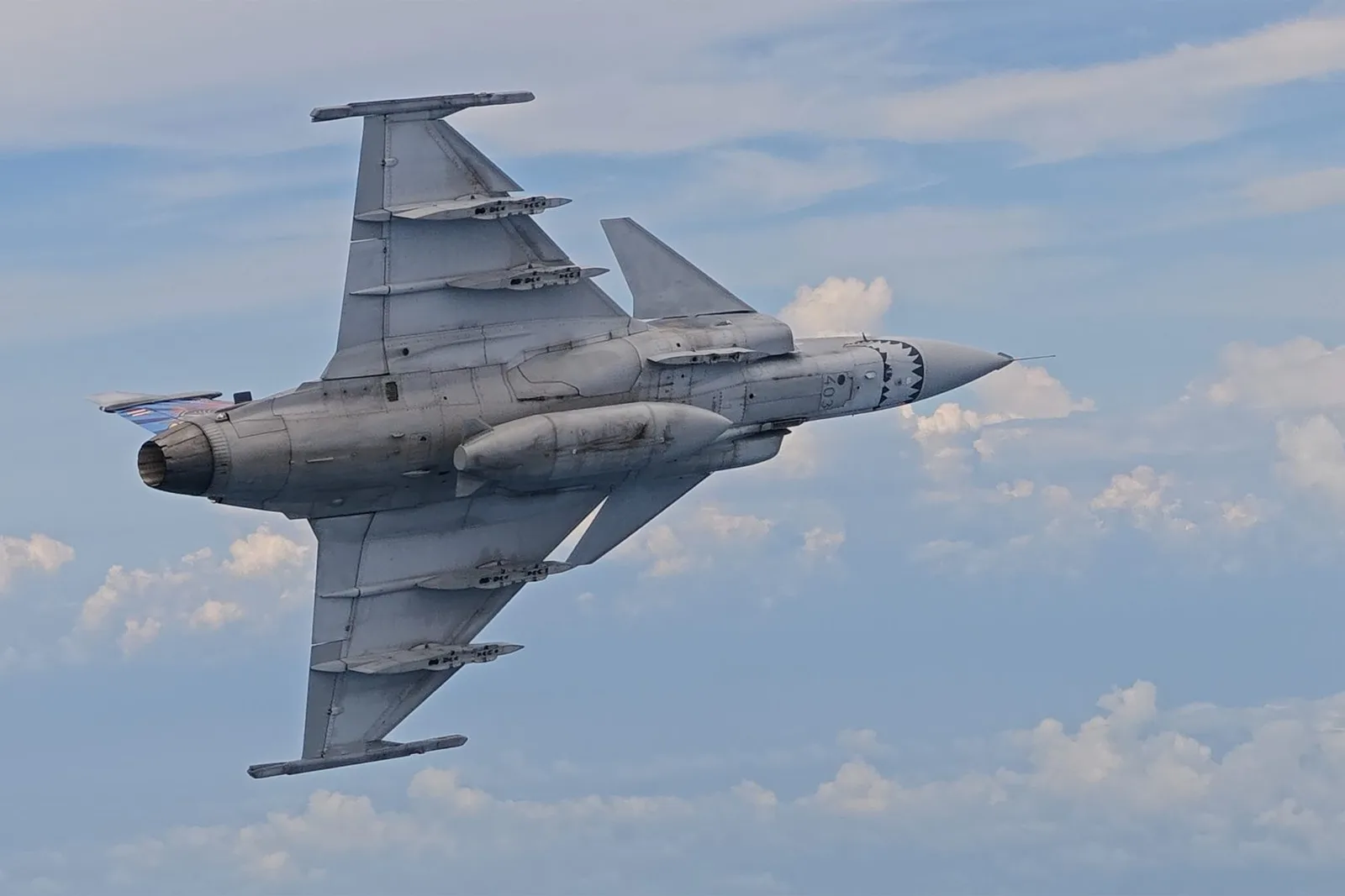 เครื่องบิน Gripen ขณะเลี้ยวบนท้องฟ้า
