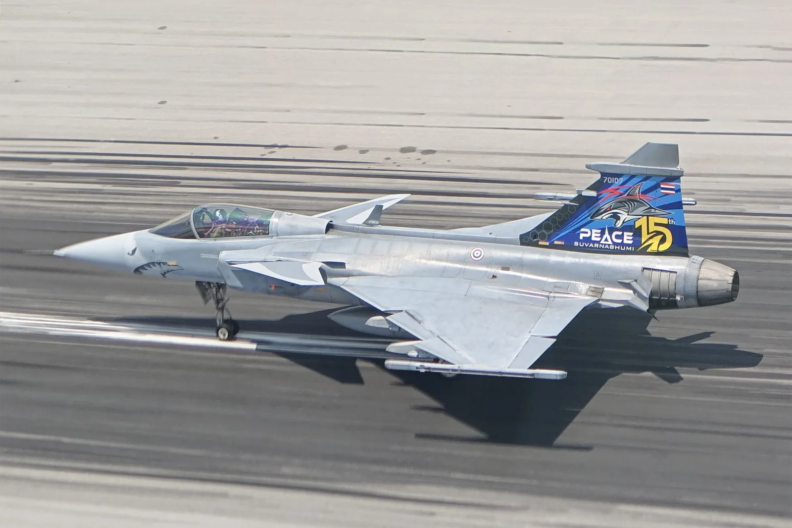 เครื่องบิน Gripen ลายหาง PEACE บนทางวิ่ง
