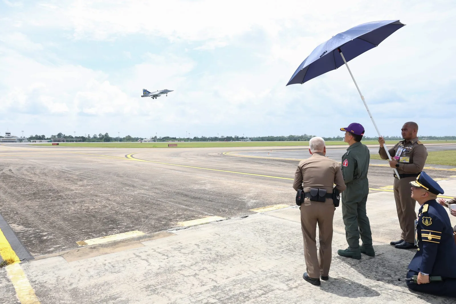 ลานจอด กองบิน 7 ระหว่างที่เครื่องบิน Gripen ทำการบิน