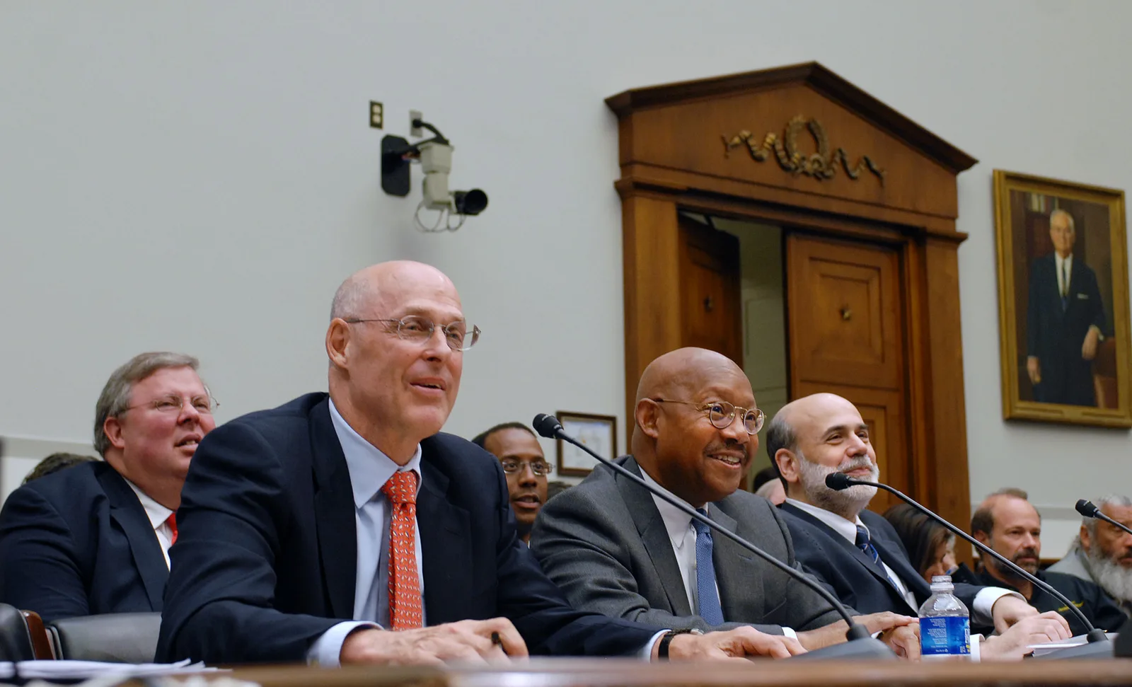 Alphonso Jackson รัฐมนตรีกระทรวงที่อยู่อาศัยและพัฒนาเมืองของสหรัฐฯ Henry Paulson รัฐมนตรีคลัง และ Ben Bernanke ประธาน Fed นั่งที่โต๊ะพยานก่อนให้การต่อคณะกรรมาธิการบริการทางการเงินของสภาผู้แทนราษฎรสหรัฐฯ เรื่องวิกฤตสินเชื่อบ้าน 20 กันยายน 2007