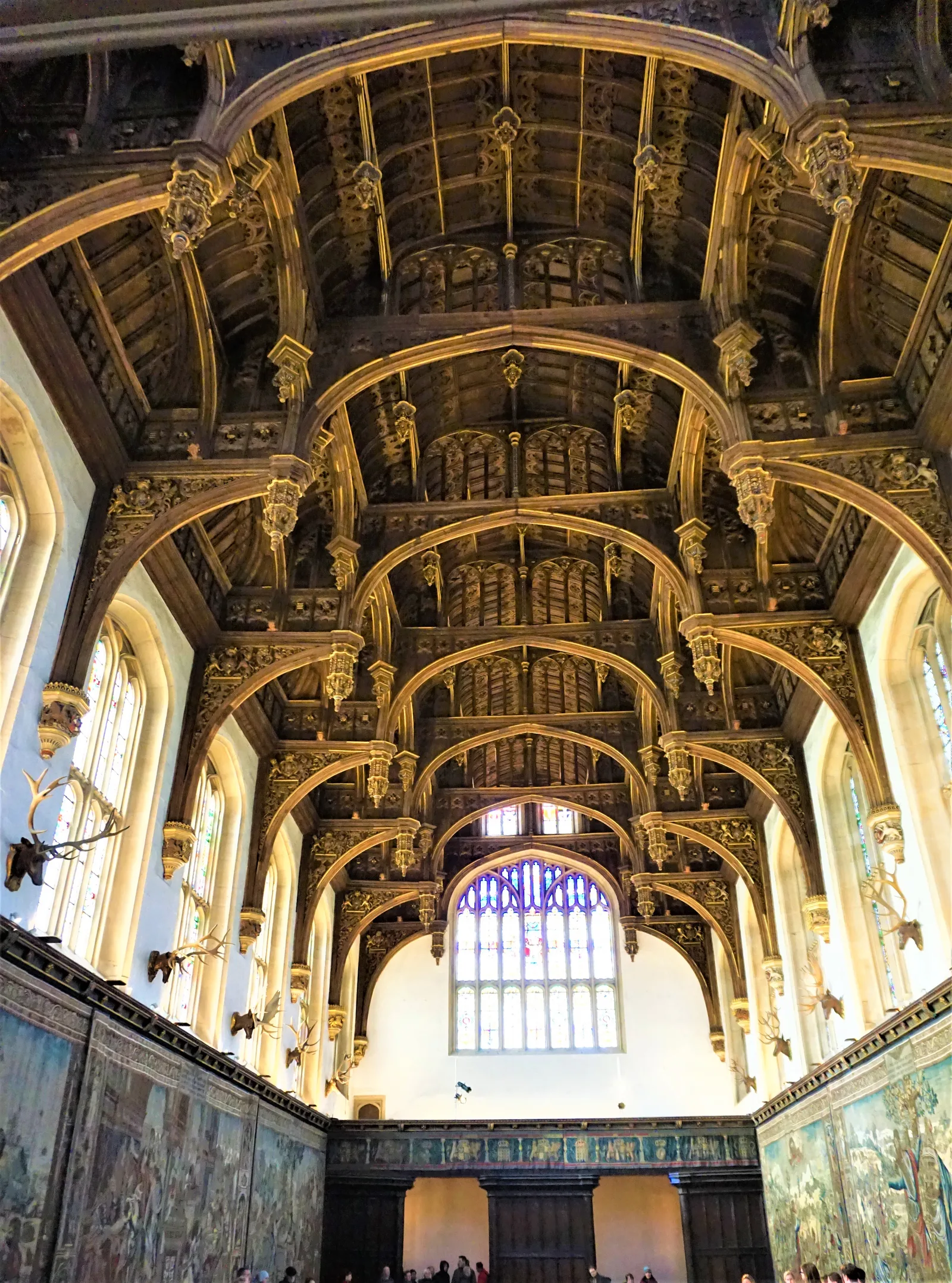 Great Hall ของพระเจ้าเฮนรีที่ 8 ในพระราชวังแฮมป์ตันคอร์ต หลังคาโครงไม้แกะสลักและผ้าทอบนผนัง
