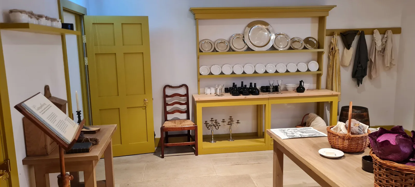 ห้องหนึ่งภายใน 25 Brook Street จัดตู้วางจานชาม โต๊ะไม้ และเก้าอี้ ภาพถ่ายเมื่อ 23 มีนาคม 2025