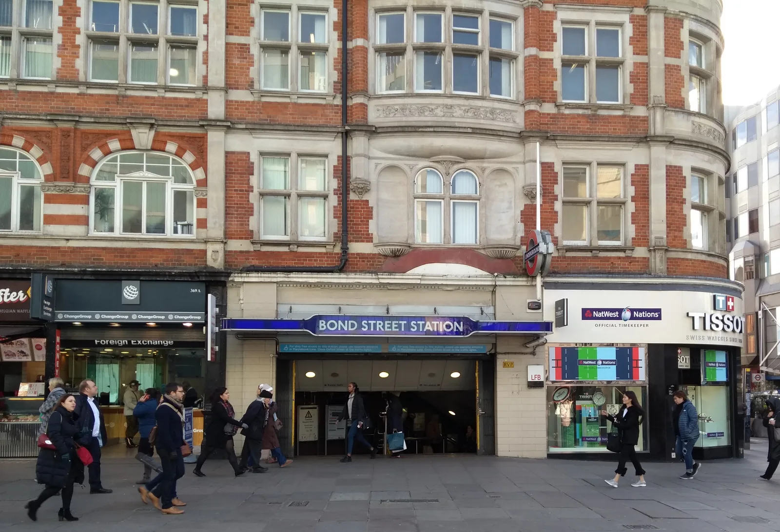 ทางเข้าสถานี Bond Street ข้างอาคารเลขที่ 369 Oxford Street ภาพถ่ายเมื่อ 7 กุมภาพันธ์ 2018