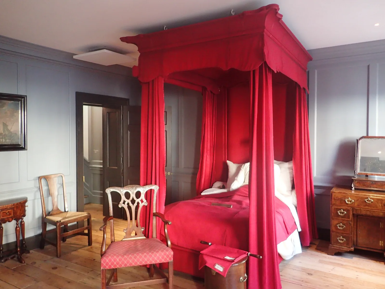 ห้องนอนของ Handel ใน Handel Hendrix House เตียงมีเสาและผ้าม่านสีแดง ภาพถ่ายเมื่อ 12 กุมภาพันธ์ 2024
