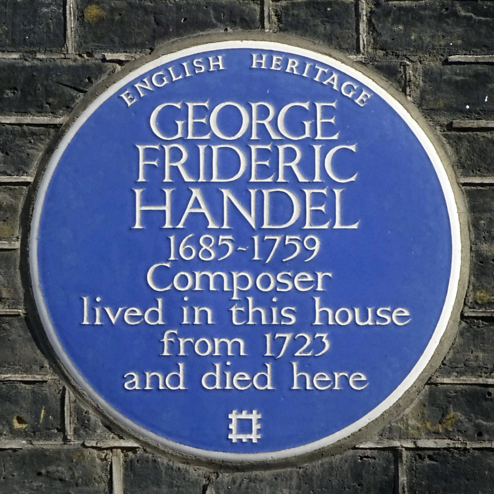 แผ่นป้ายสีน้ำเงินของ English Heritage ที่ 25 Brook Street ติดตั้งปี 2001 เขียนว่า George Frideric Handel 1685–1759 Composer lived in this house from 1723 and died here