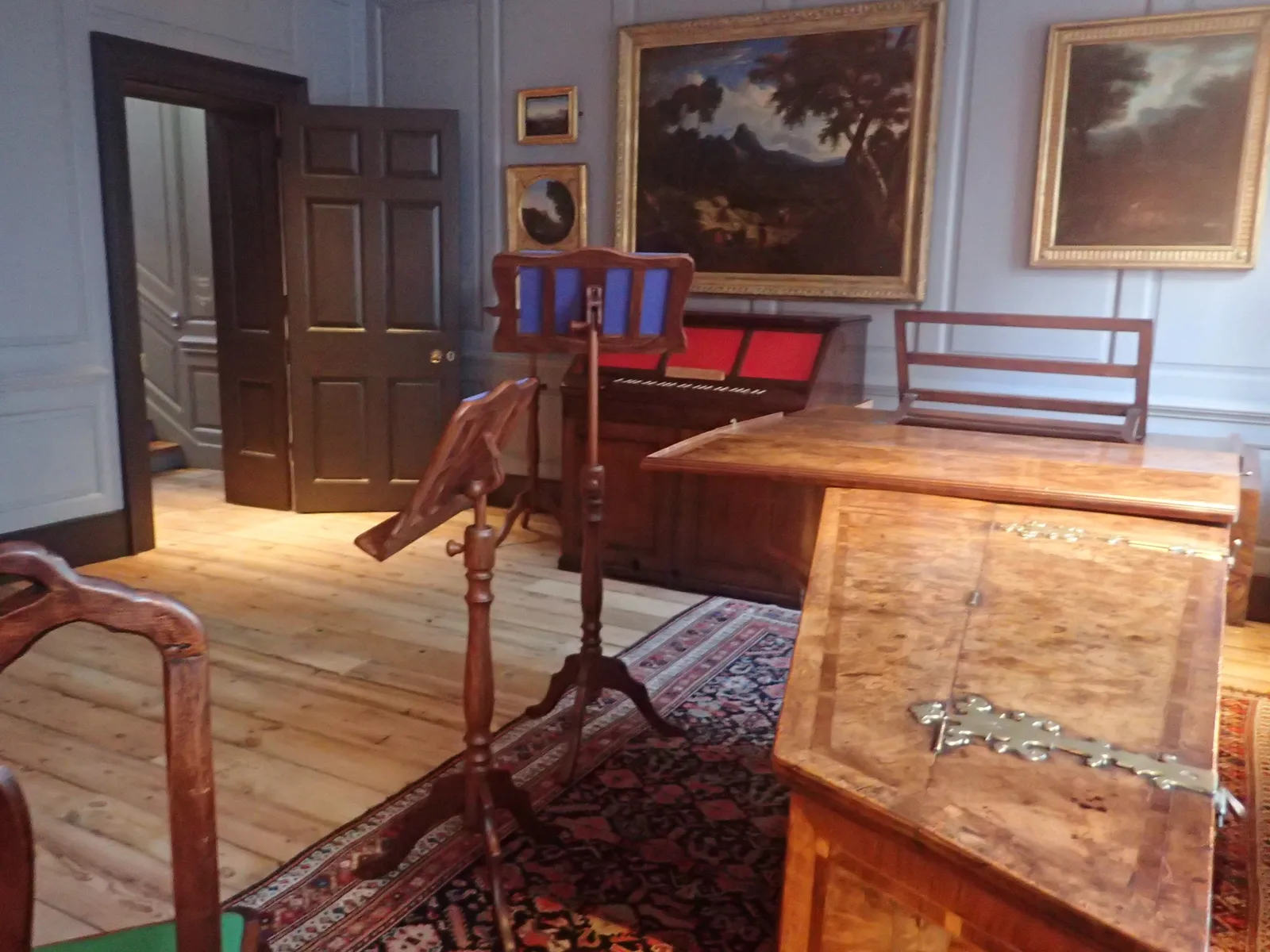 ขาตั้งโน้ตและเฟอร์นิเจอร์ในห้องอาหารของ Handel ภาพถ่ายเมื่อ 12 กุมภาพันธ์ 2024