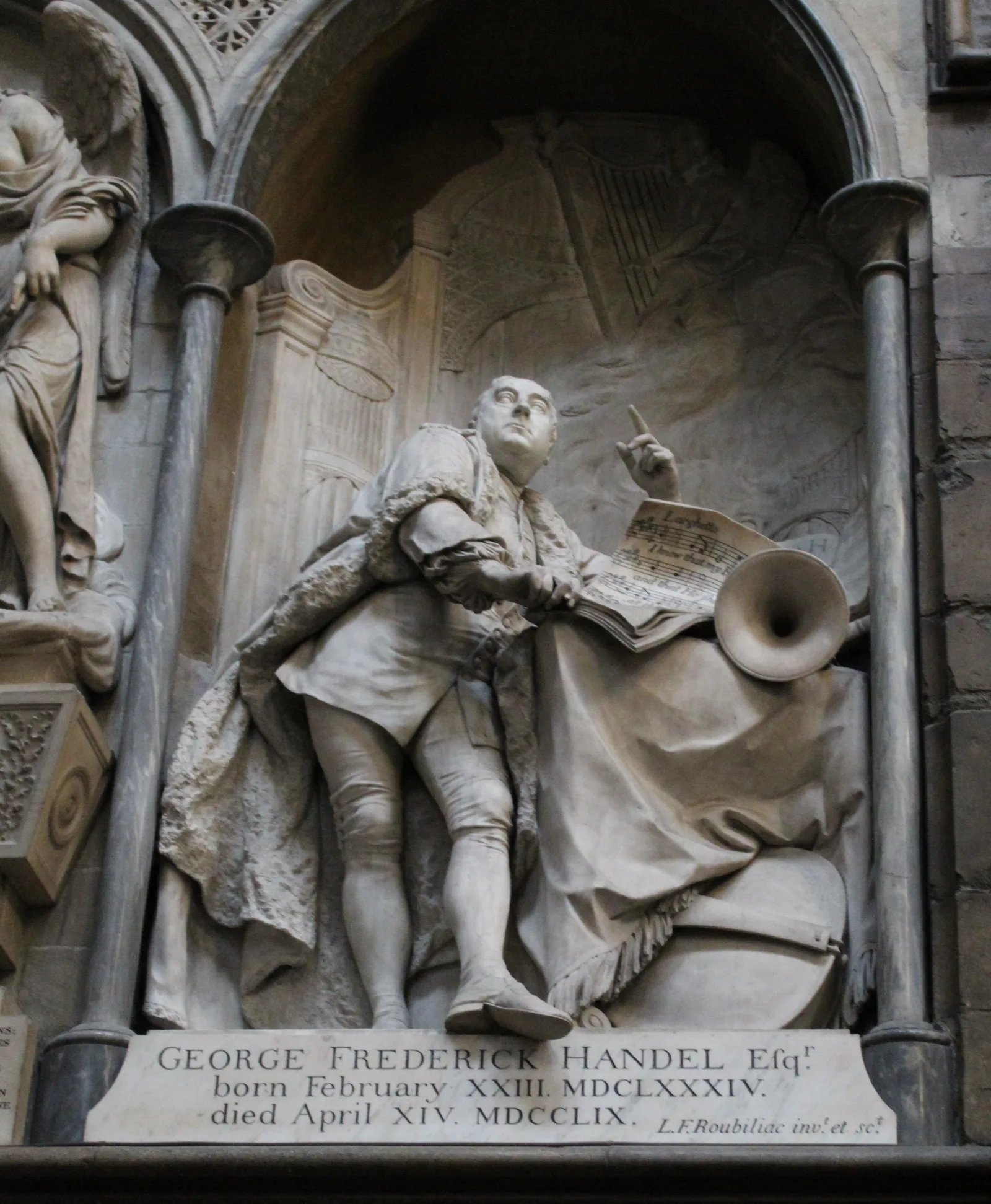 อนุสาวรีย์ Handel ผลงานของ Louis François Roubiliac ปี 1762 ใน Poets' Corner ของ Westminster Abbey ใกล้หลุมฝังศพของเขา ภาพถ่ายเมื่อ 25 สิงหาคม 2022