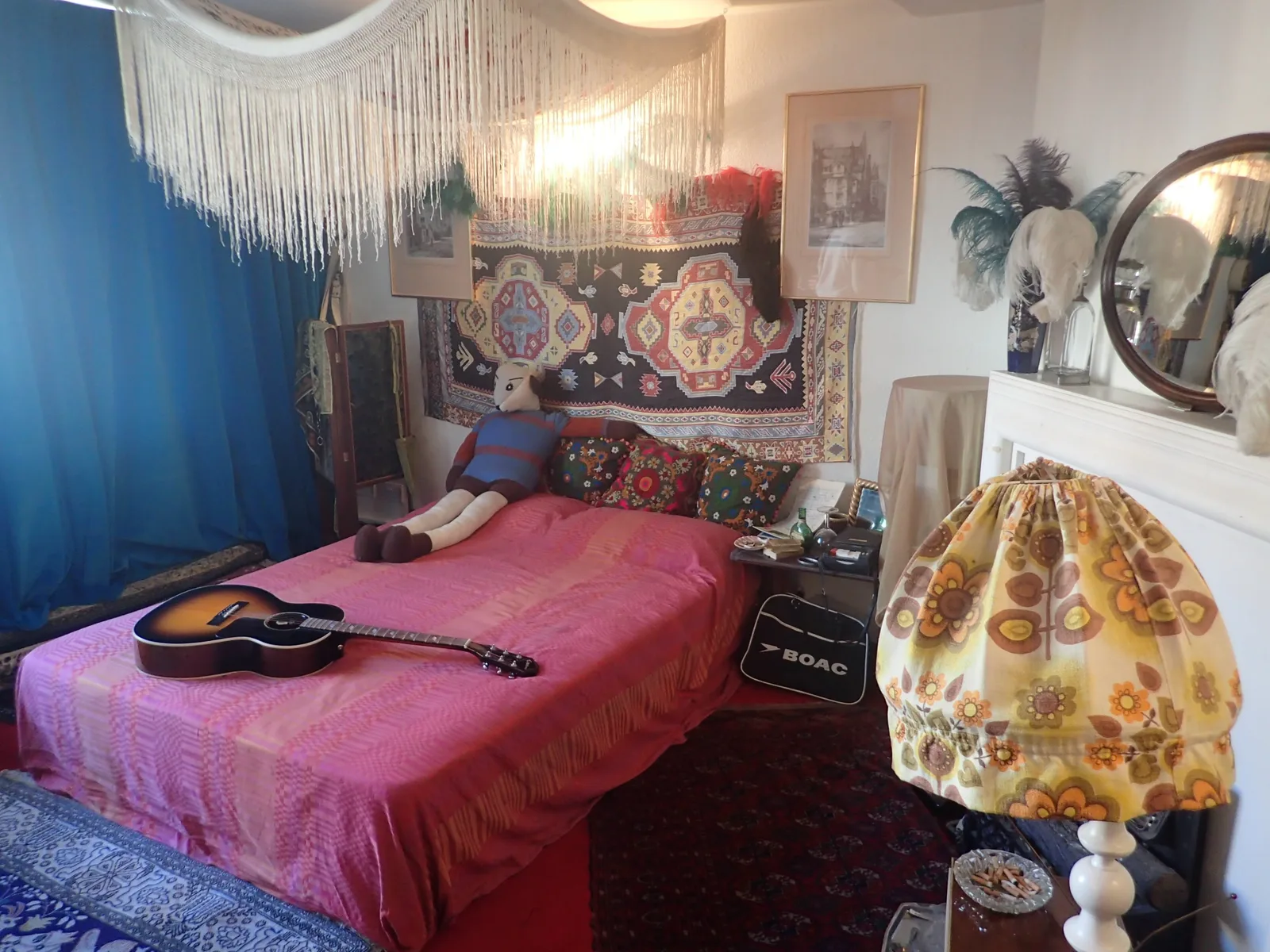 ห้องนอนของ Jimi Hendrix ใน Handel Hendrix House เห็นเตียง กีตาร์ และโคมไฟ ภาพถ่ายเมื่อ 12 กุมภาพันธ์ 2024