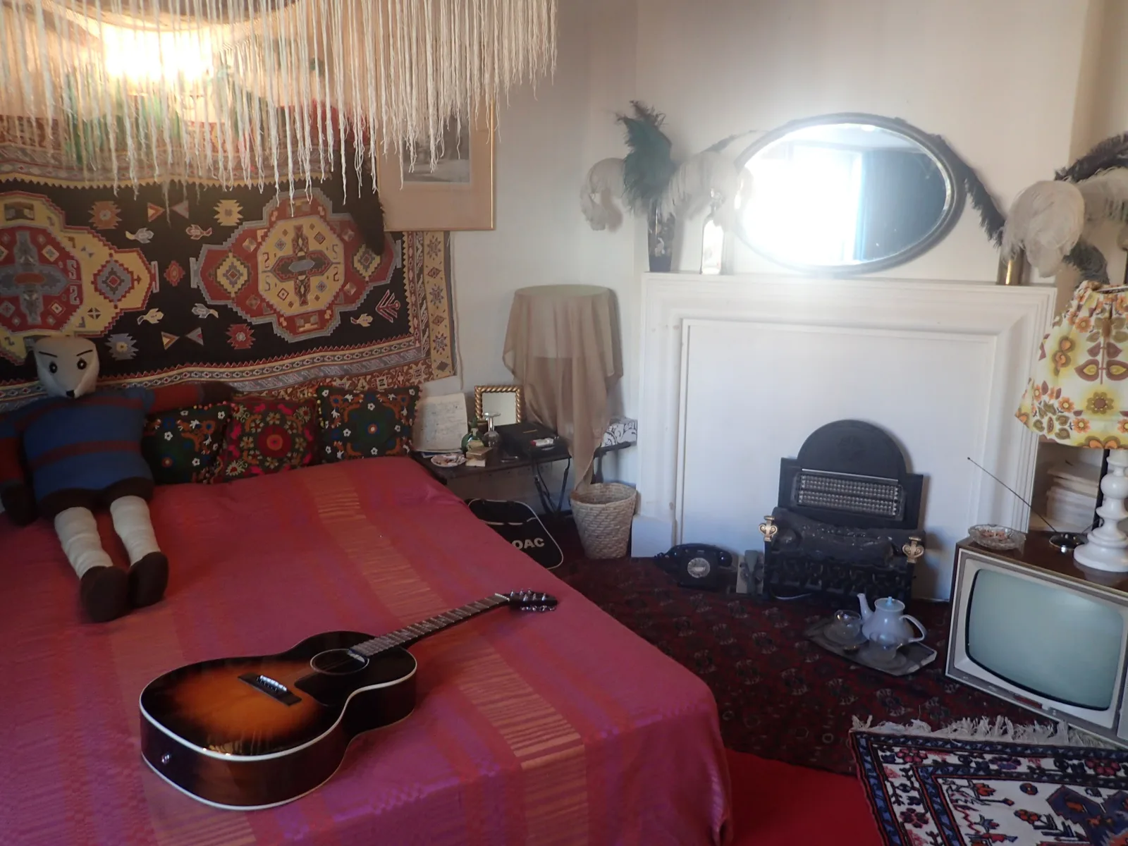 ห้องนอนของ Jimi Hendrix ใน Handel Hendrix House เห็นเตียง เตาผิง และโทรทัศน์ ภาพถ่ายเมื่อ 12 กุมภาพันธ์ 2024