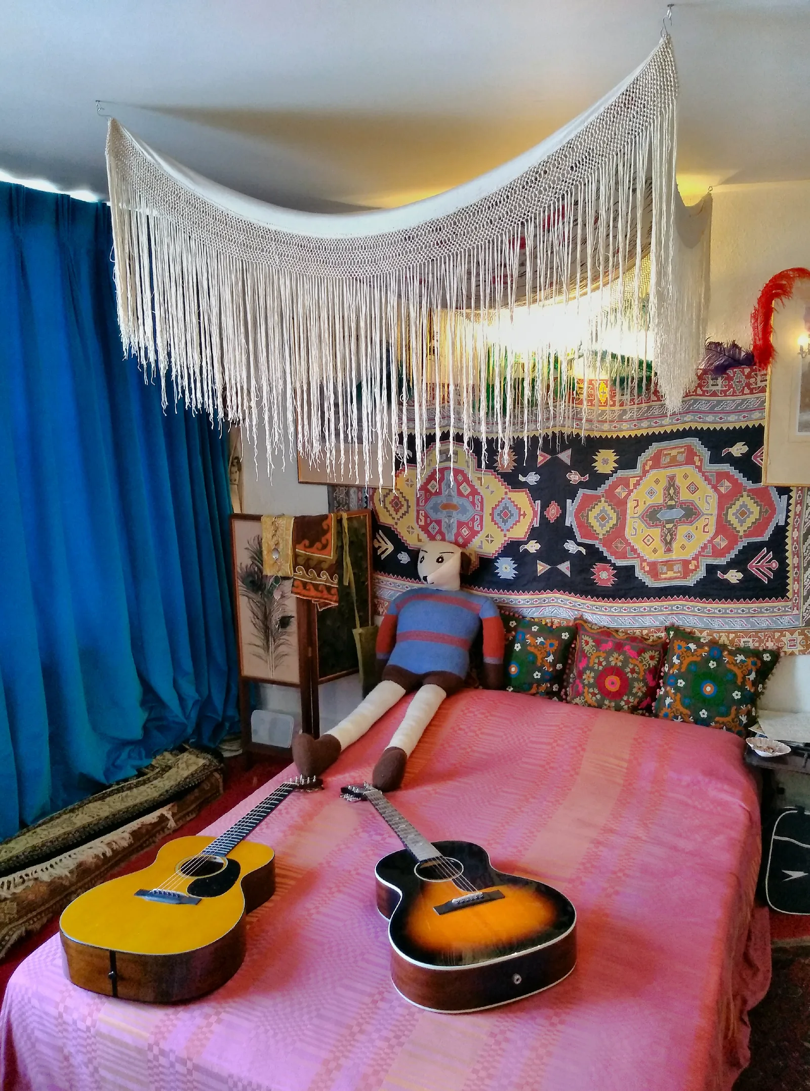 เตียงและกีตาร์ในห้องนอนของ Jimi Hendrix ที่ Handel Hendrix House ภาพถ่ายเมื่อ 14 กุมภาพันธ์ 2025