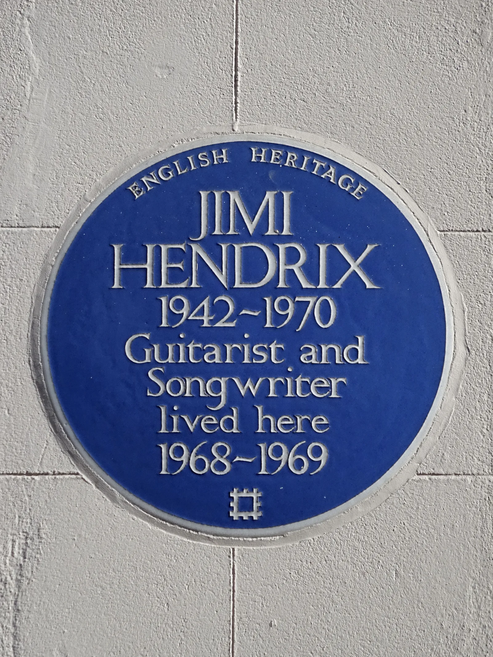 แผ่นป้ายสีน้ำเงินของ English Heritage ที่ 23 Brook Street ติดตั้งปี 1997 เขียนว่า Jimi Hendrix 1942–1970 Guitarist and Songwriter lived here 1968–1969
