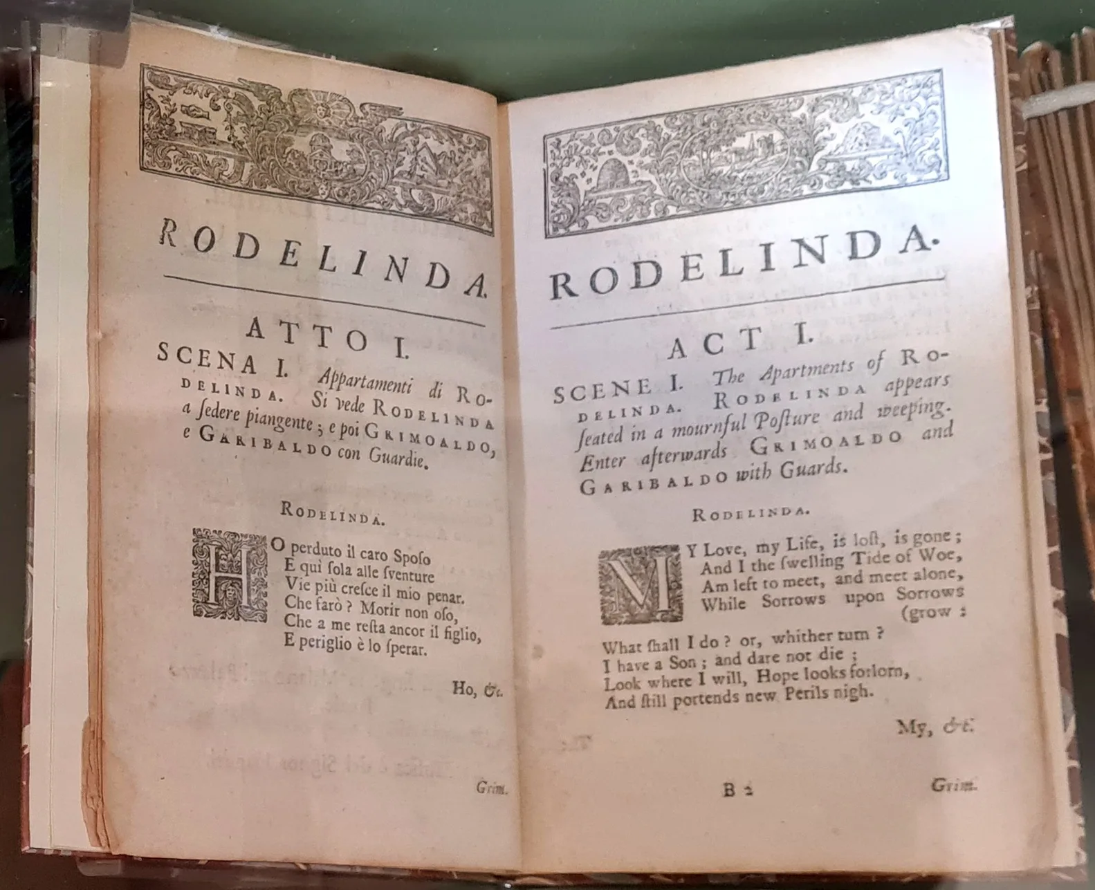 บทโอเปรา Rodelinda ภาษาอังกฤษคู่ภาษาอิตาลี พิมพ์และขายที่สำนักงานของโรงละคร Haymarket ปี 1725 จาก Gerald Coke Collection ภาพถ่ายเมื่อ 23 มีนาคม 2025
