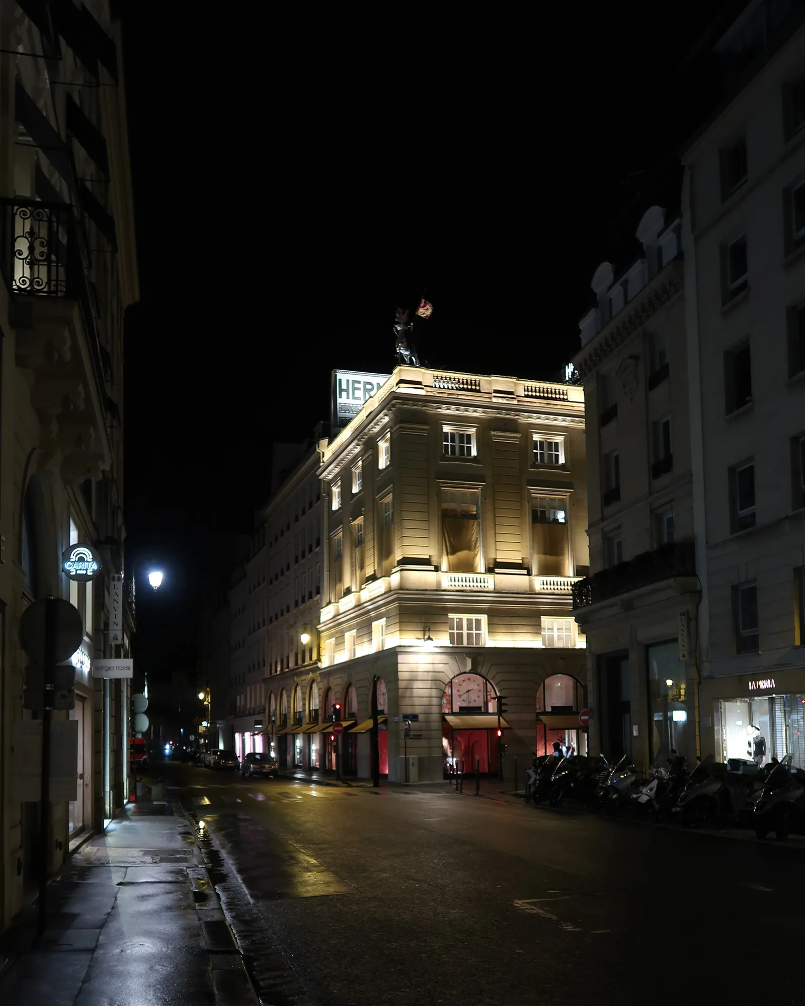 ร้าน Hermès เลขที่ 24 ถนน Faubourg Saint-Honoré กรุงปารีส ที่ตั้งสำนักงานใหญ่ของ Hermès International