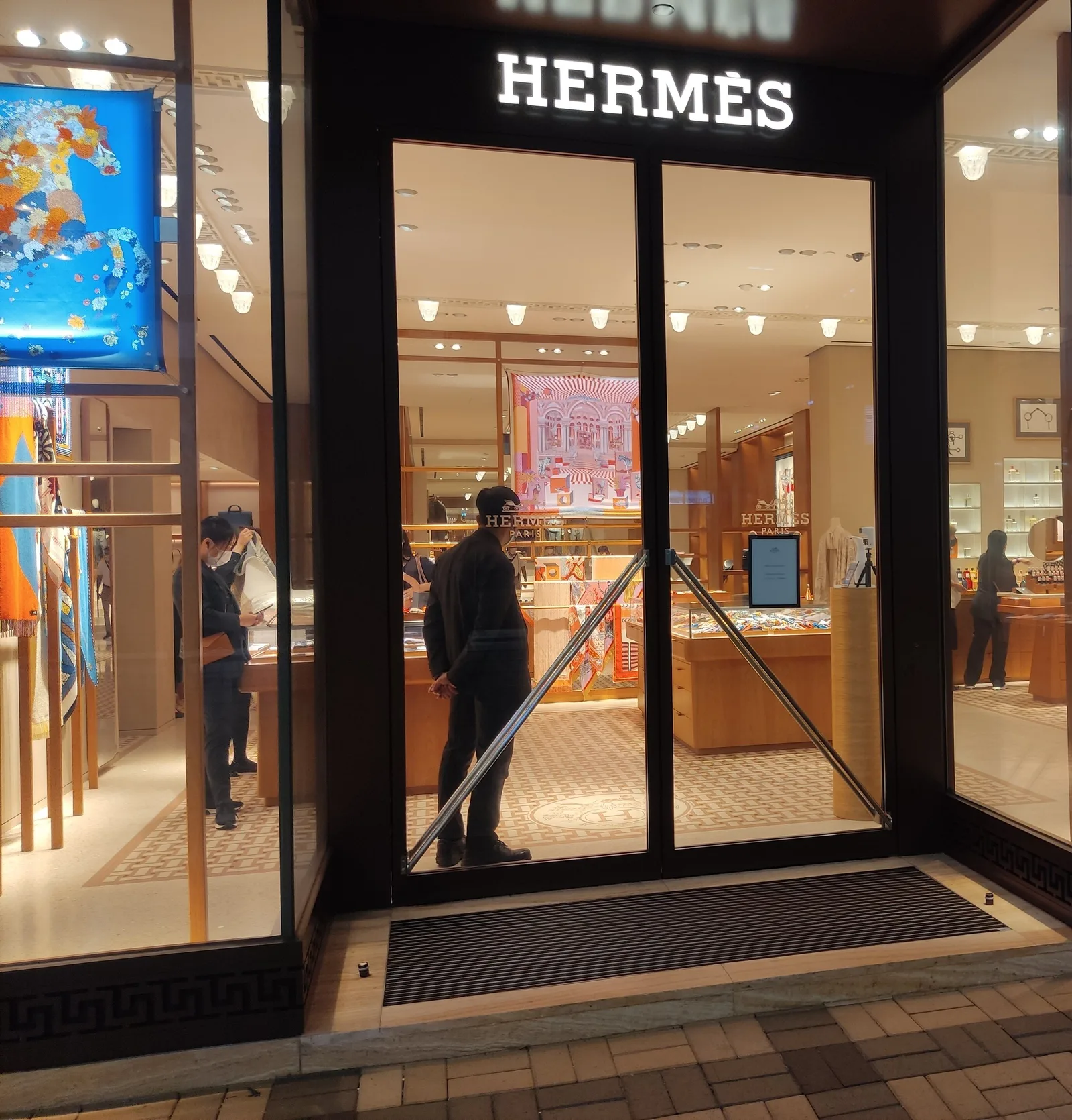 หน้าร้าน Hermès บนถนน Canton Road ย่านจิมซาจุ่ย ฮ่องกง ถ่ายเมื่อเดือนตุลาคม 2022