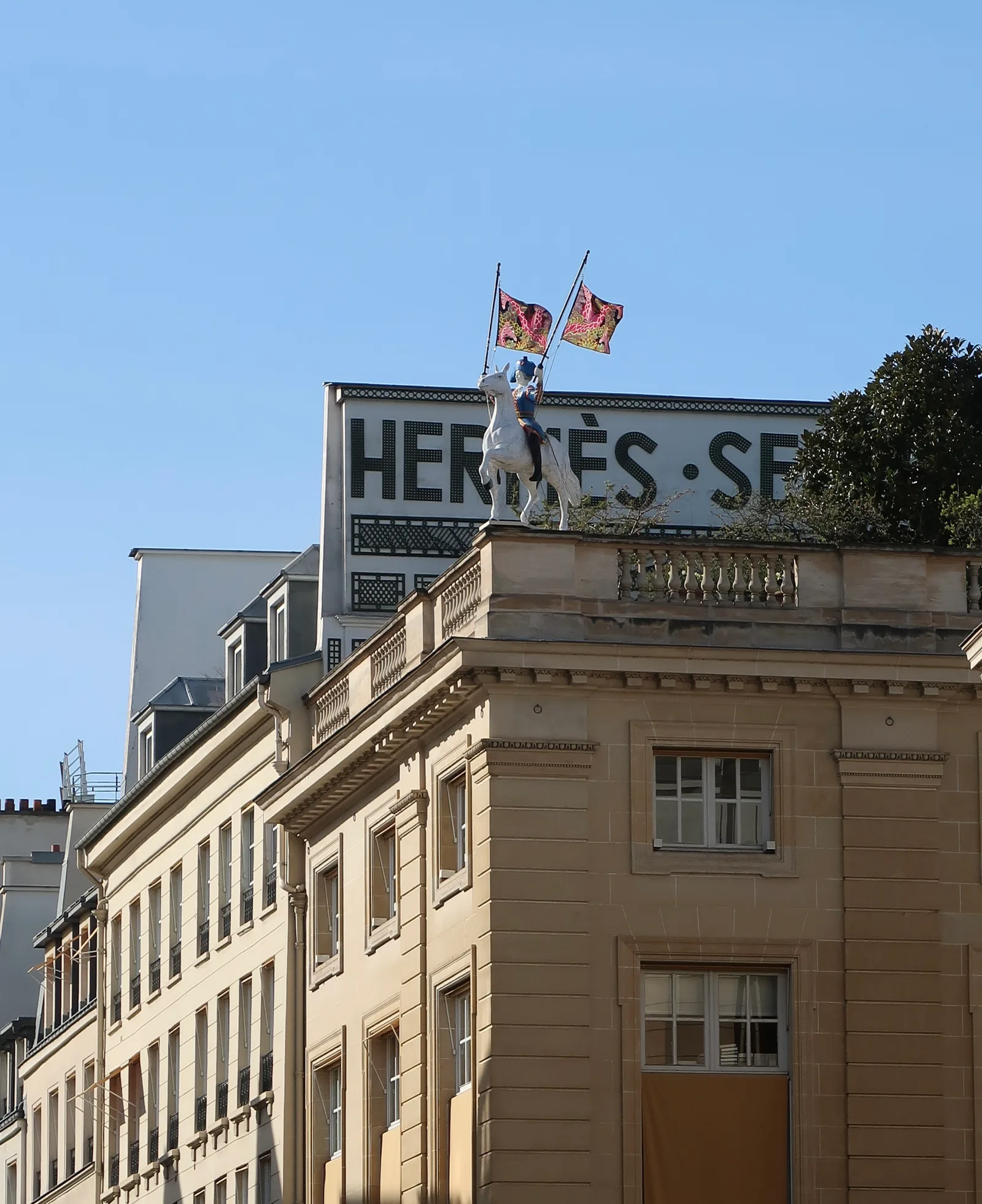 ร้าน Hermès ที่ 24 rue du Faubourg Saint-Honoré ปารีส สำนักงานใหญ่ของ Hermès International ภาพปี 2021
