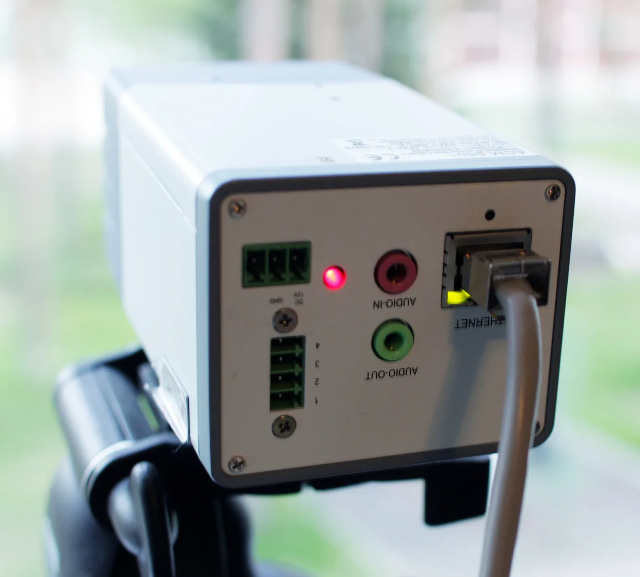ด้านหลังกล้อง IP ที่ต่อสาย Ethernet เส้นเดียวสำหรับทั้งไฟเลี้ยงและข้อมูล (Power over Ethernet) พร้อมช่องเสียงเข้าและออก