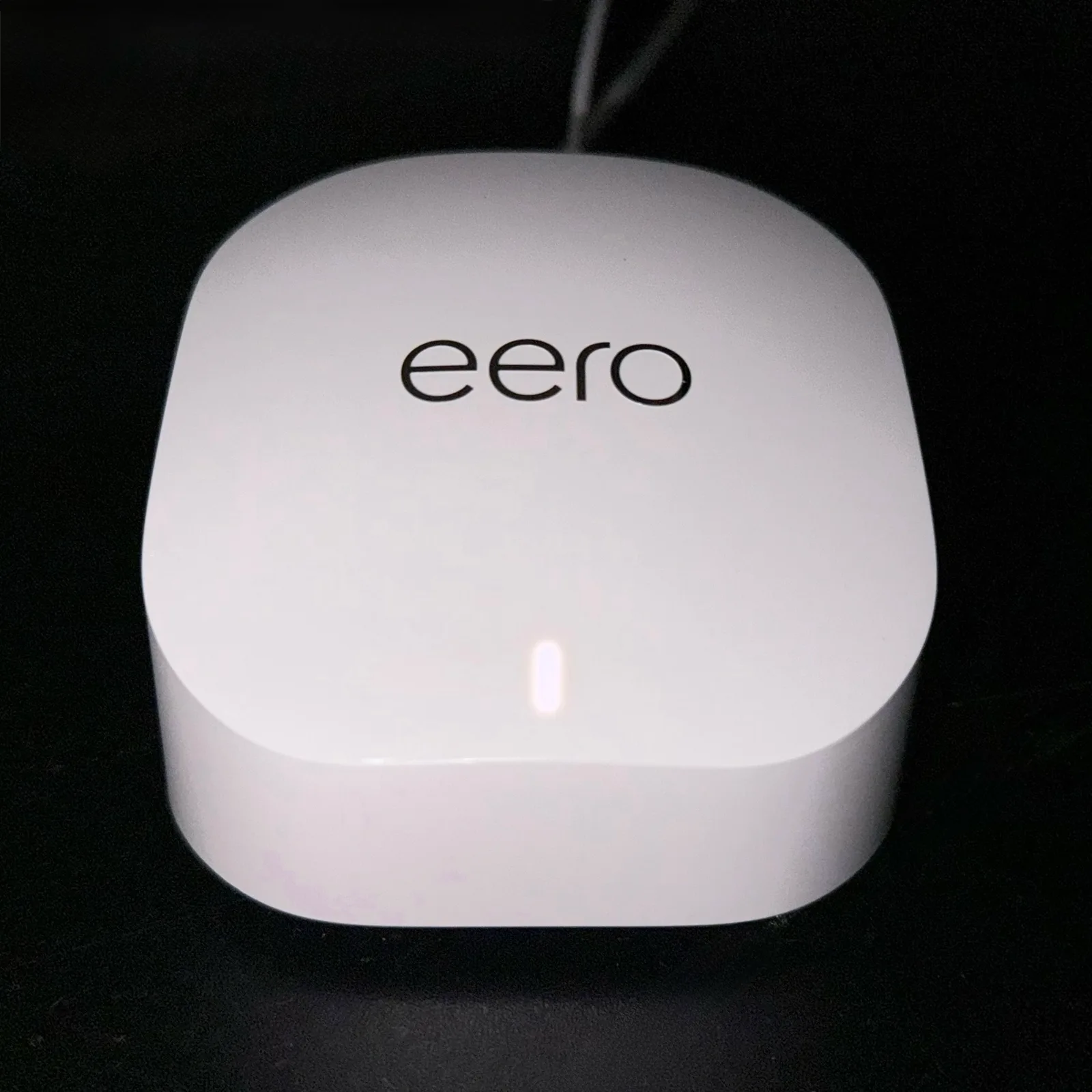 อุปกรณ์ Mesh Wi-Fi eero 6+ ต่อสายไฟและสาย Ethernet ไฟสถานะแสดงว่าออนไลน์