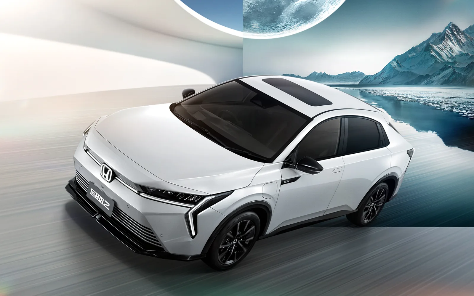 Honda e:N2 สีขาวมุมด้านหน้า ฉากหลังภูเขาและทะเลสาบ