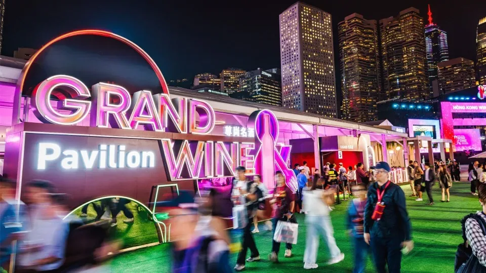 ซุ้มทางเข้า Grand Wine Pavilion ในงาน Hong Kong Wine & Dine Festival ยามค่ำคืน มีอาคารย่านเซ็นทรัลเป็นฉากหลัง