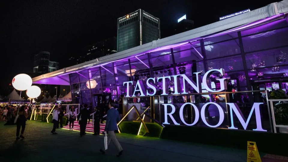 อาคาร Tasting Room ในงาน Hong Kong Wine & Dine Festival ประดับไฟสีม่วง