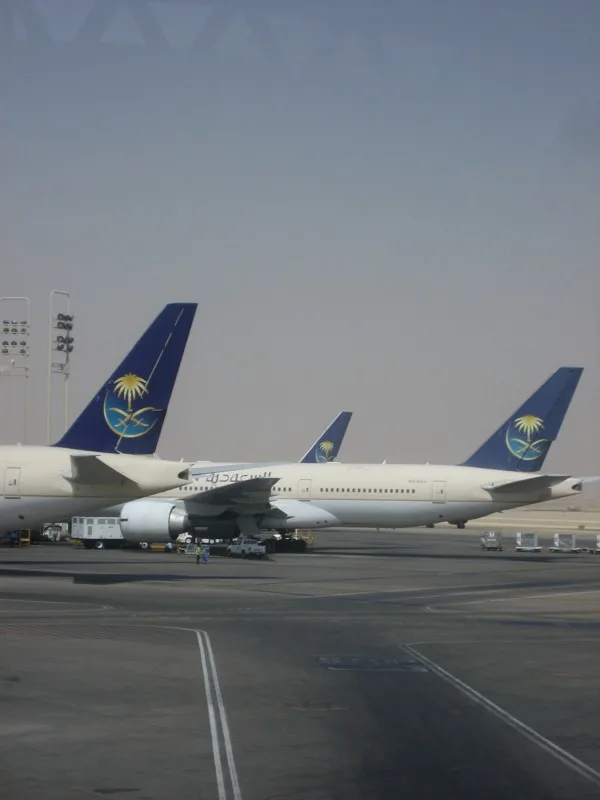 เครื่องบิน Saudia ที่ท่าอากาศยานนานาชาติ King Khalid ริยาด ภาพปี 2008 สนามบินที่ฮูตีขู่ในเหตุฮูตีโจมตีซาอุ 25 ต.ค.