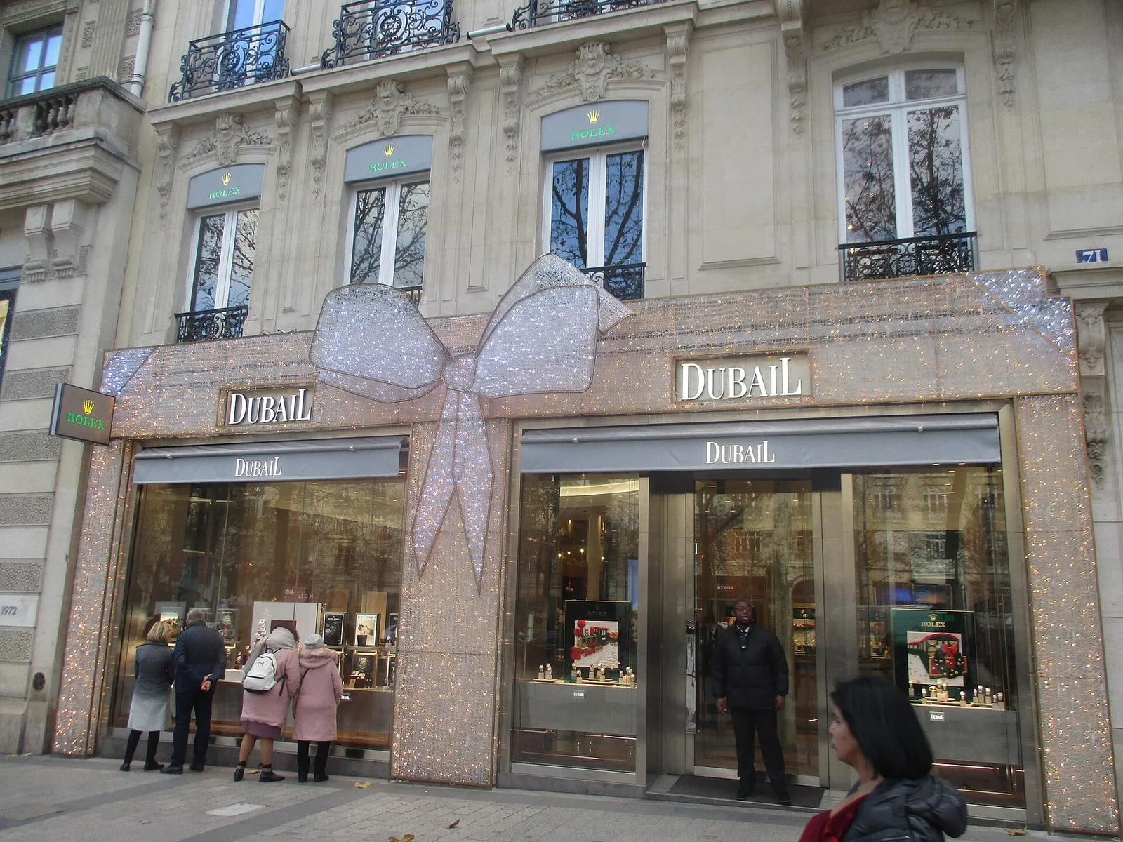 หน้าร้าน Dubail บนถนน Champs-Élysées ปารีส ตัวแทนจำหน่ายนาฬิกาทางการที่มีป้าย Rolex หน้าร้าน