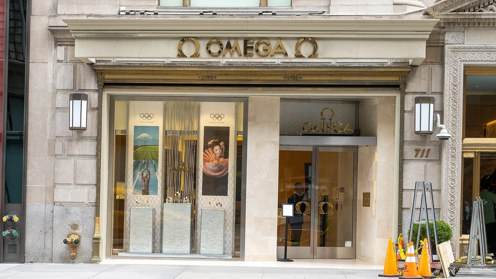 หน้าร้านบูติก OMEGA ของแบรนด์ ช่องทางซื้อนาฬิกาใหม่พร้อมใบรับประกันสากล 5 ปีตามที่ OMEGA ระบุ
