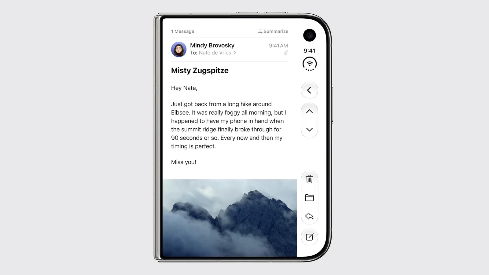 แอป Mail บนจอด้านนอกของ iPhone Duo มีปุ่มย้อนกลับ ปุ่มเลื่อน และปุ่มจัดการอีเมลเรียงแนวตั้งด้านขวาของจอ