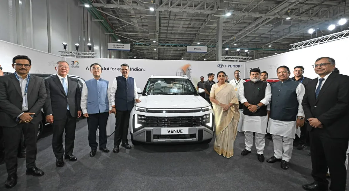 พิธีเปิดโรงงานปูเน่ของ Hyundai Motor India ข้างรถ Hyundai VENUE ใหม่
