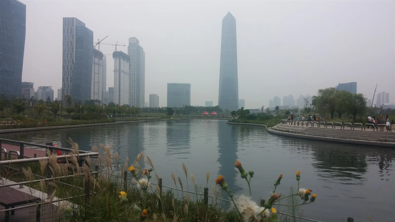 อาคารศูนย์ประชุม Songdo Convensia หลังคาโค้งสีขาว มองจากทะเลสาบในสวนสาธารณะกลางเมือง Songdo เมือง Incheon ปี 2014