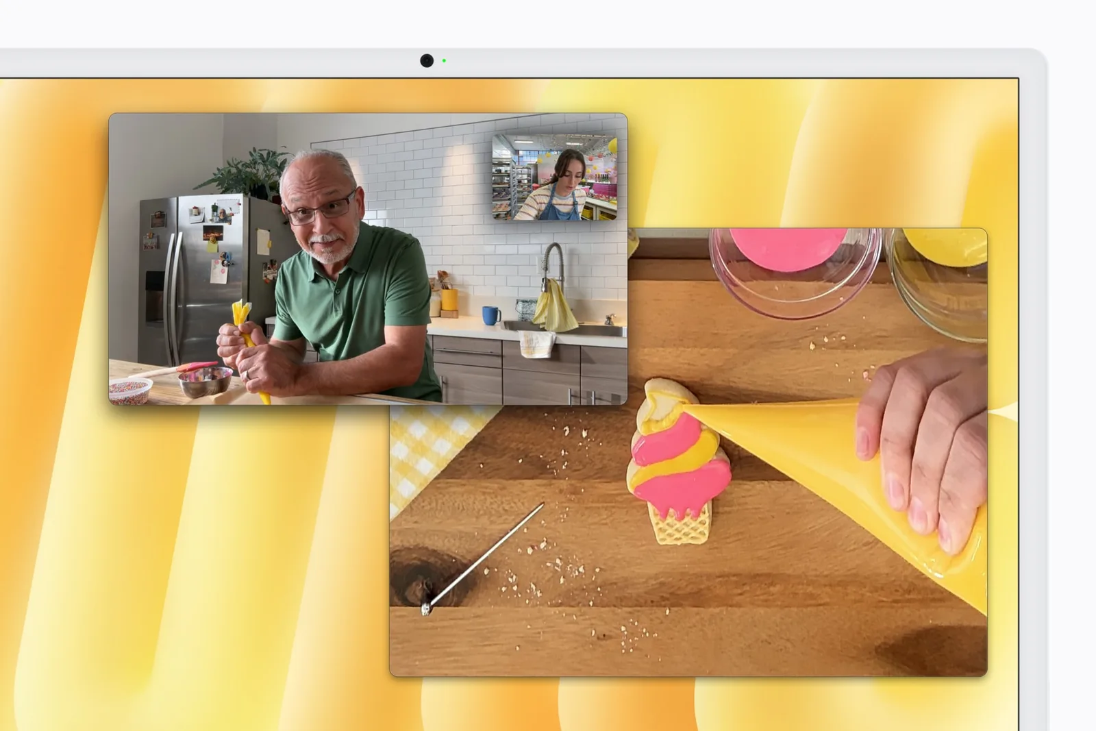 ภาพหน้าจอ iMac ใช้กล้อง Center Stage และ Desk View ระหว่างวิดีโอคอล