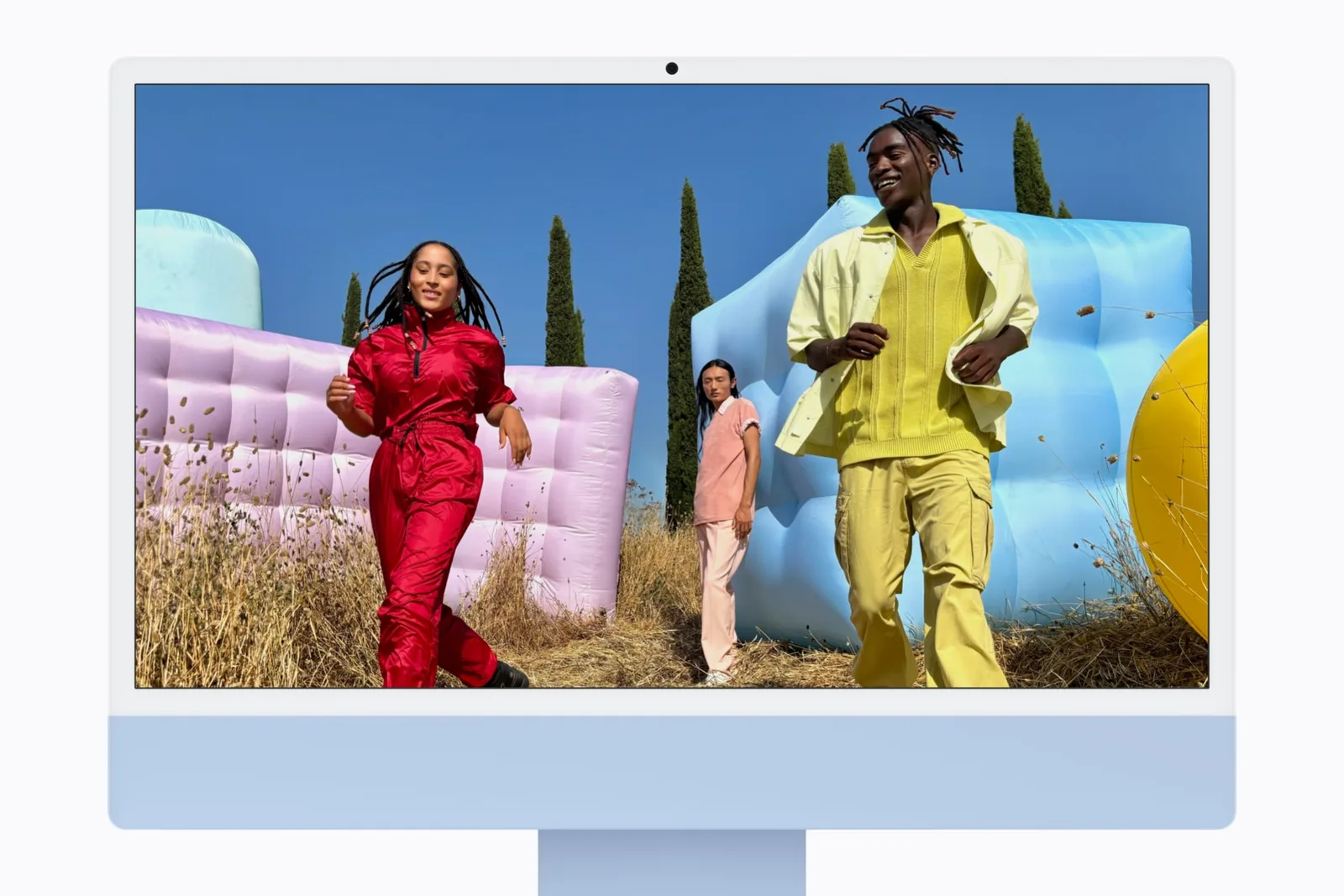 จอ Retina 4.5K ขนาด 24 นิ้วของ iMac สีฟ้า แสดงภาพกลางแจ้งสีสด