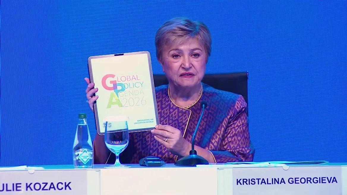 Kristalina Georgieva กรรมการผู้จัดการ IMF ถือรายงาน Global Policy Agenda 2026 ระหว่างแถลงข่าวในการประชุมประจำปี IMF–ธนาคารโลก 2026