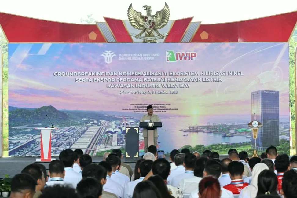 ห้องประชุมงานเปิด 11 โครงการแปรรูปนิกเกิลและการส่งออกแบตเตอรี่รถยนต์ไฟฟ้าล็อตแรกของอินโดนีเซียที่นิคม Weda Bay โดยปราโบโวยืนกล่าวบนเวที