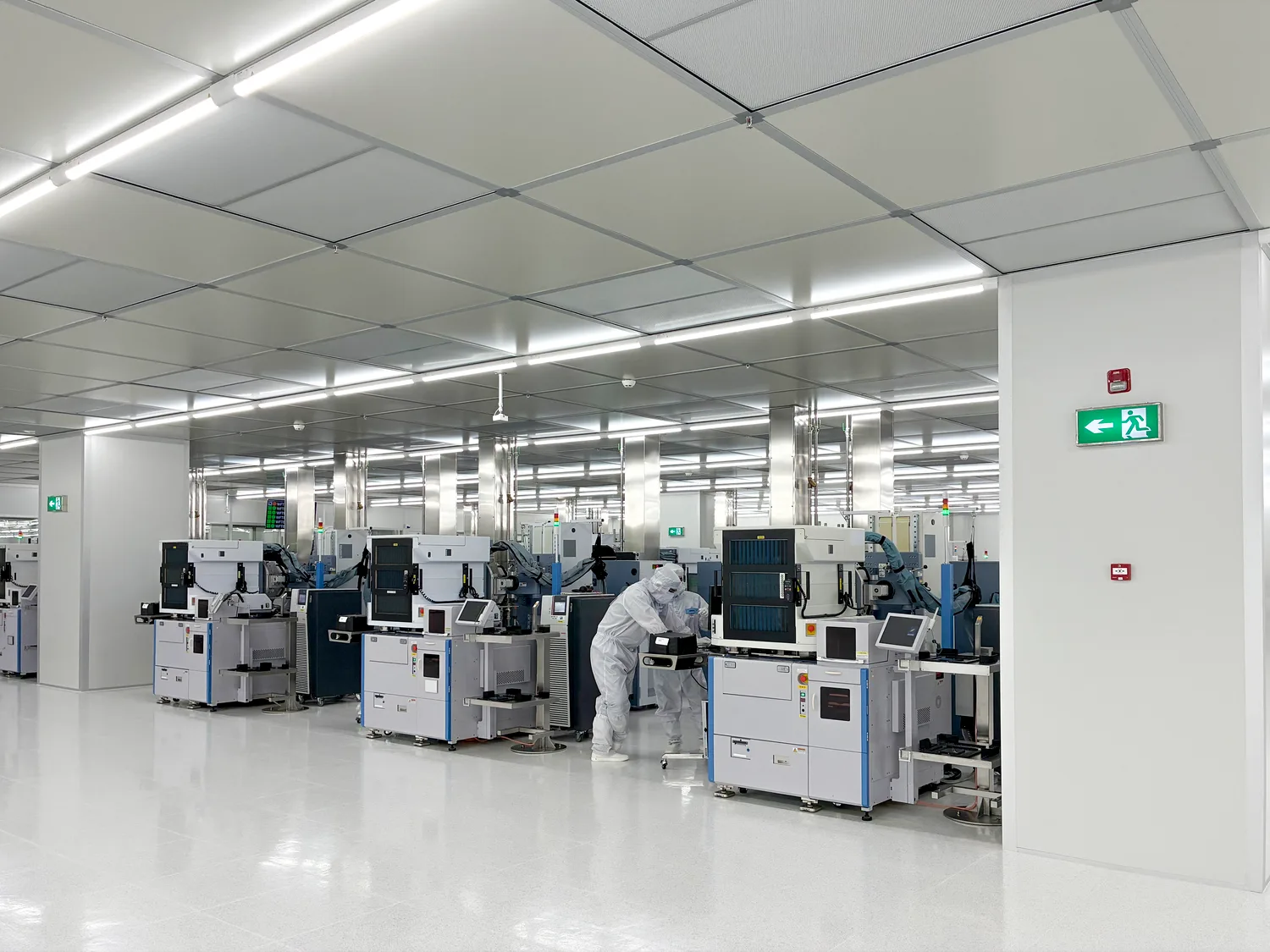 พื้นที่สายการผลิตภายในคลีนรูมของโรงงาน Infineon ที่สมุทรปราการ