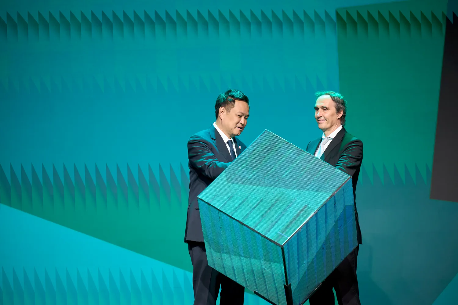 นายอนุทิน ชาญวีรกูล นายกรัฐมนตรี และ Alexander Gorski ซีโอโอของ Infineon บนเวทีพิธีเปิดโรงงานที่สมุทรปราการ